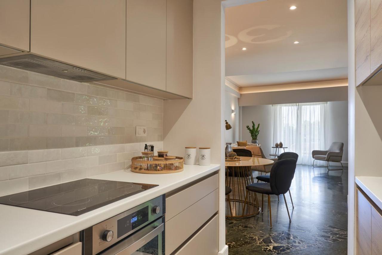 Chic N Bright 3Bd Apt With Hilton View เอเธนส์ ภายนอก รูปภาพ